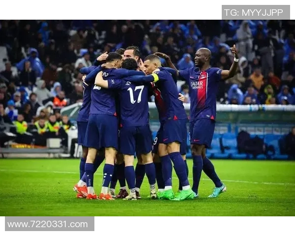 足球明星们的霸气合照高清瞬间展现球场风采与团队精神 足球明星们的霸气合照高清瞬间展现球场风采与团队精神