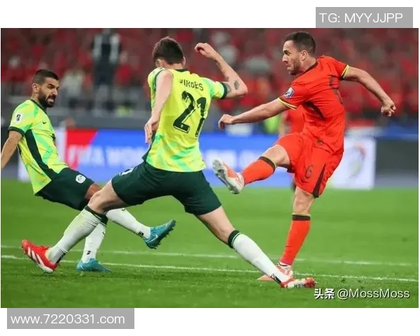 足球明星因激烈冲突被红牌罚下赛场引发球迷热议与媒体关注 足球明星因激烈冲突被红牌罚下赛场引发球迷热议与媒体关注