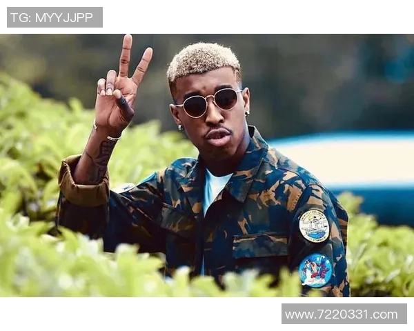 足球明星穿搭棒球服高清图片展示引领时尚潮流的运动风格 足球明星穿搭棒球服高清图片展示引领时尚潮流的运动风格